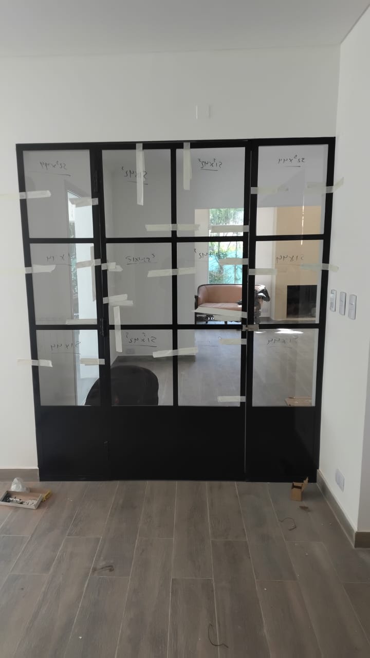 Puerta con vidrio repartido